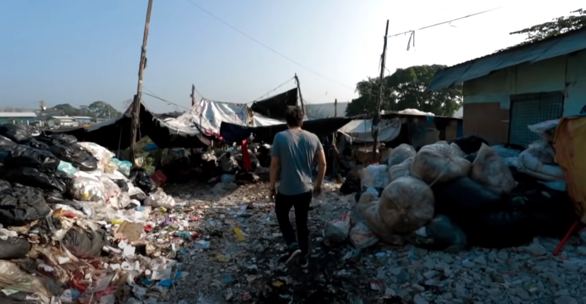Трущобы Манилы сами выглядят как одна большая свалка