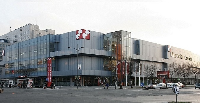 Торговый центр "Меркатор" расположен по соседству со зданием НИС Газпром нефть