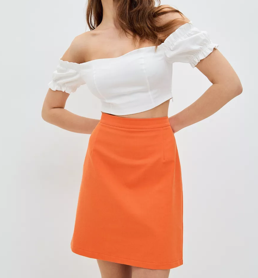 Белый топ с оранжевой юбкой карандаш