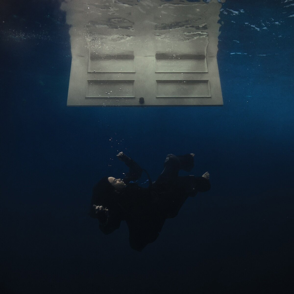 Обложка нового альбома Билли Айлиш «Hit Me Hard And Soft»