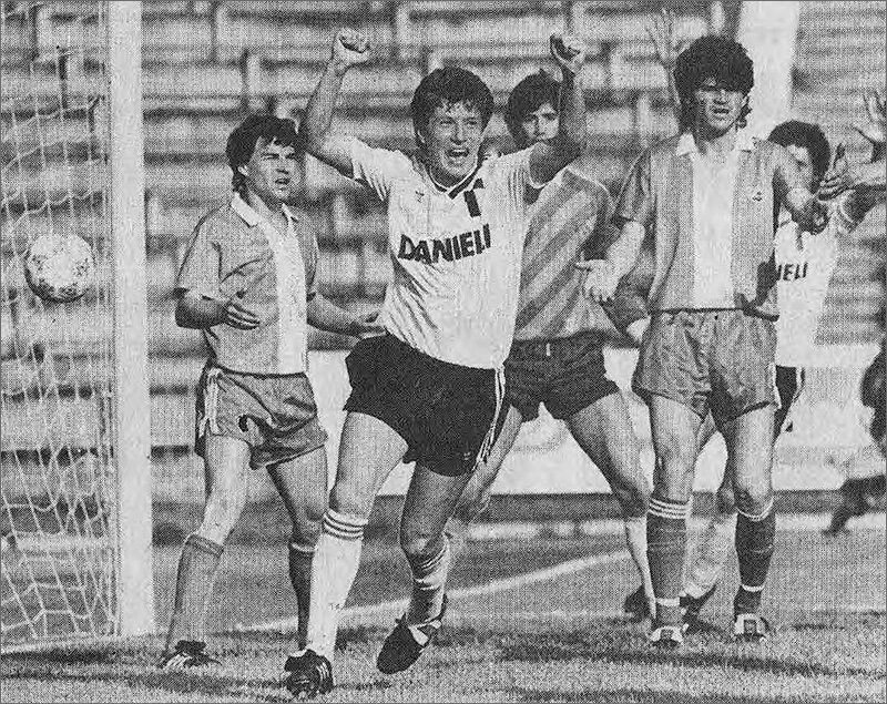 «Торпедо» - «Локомотив» (Москва) – 1:0. Слева направо железнодорожник Виктор Кузнецов, забивший гол торпедовец Андрей Рудаков, вратарь «Локомотива» Андрей Михайлычев и железнодорожник Юрий Суров.