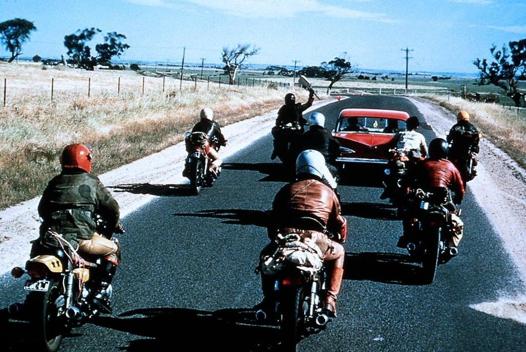  Открытая в 1979 году Безумным Максом «Дорога ярости» полнится и полнится транспортом и героями.  Сначала пара мотоциклов и машин. Потом больше машин и больше мотоциклов.