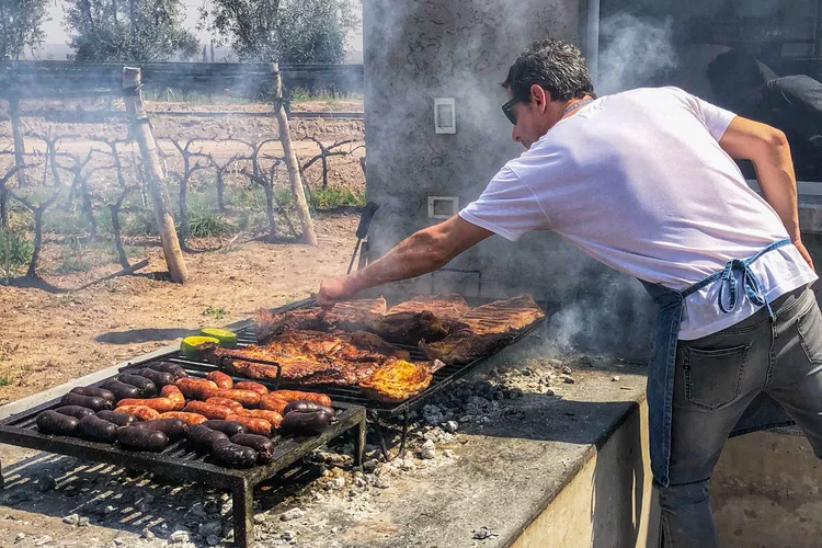 Типичная для Аргентины сцена приготовления асадо (барбекю)