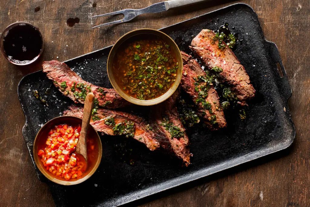 Подача мяса с традиционными соусами (с теми, с которыми по мнению шеф-повара Хуана Гафури не стоит спешить) 