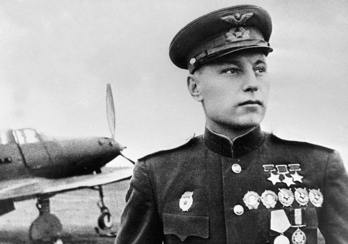 Картинка из свободных источников. Один из самых известных советских асов, А. И. Покрышкин начал свою боевую карьеру на МиГ-3. Служа в 55-м ИАП, он одержал на этом истребителе пять побед в 1941-42 гг. 
