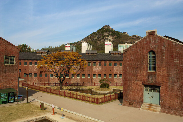 В одном из окраин Сеула расположено кирпичное здание и забор - это бывшая тюрьма Содэмун.-2