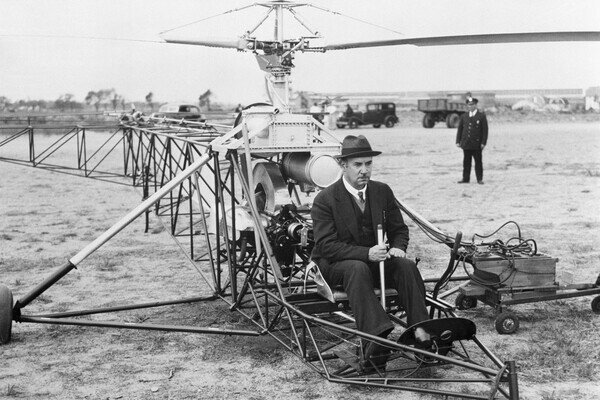 Игорь Сикорский в вертолете VS-300, 1939 год / Bettmann/Getty Images   📷
