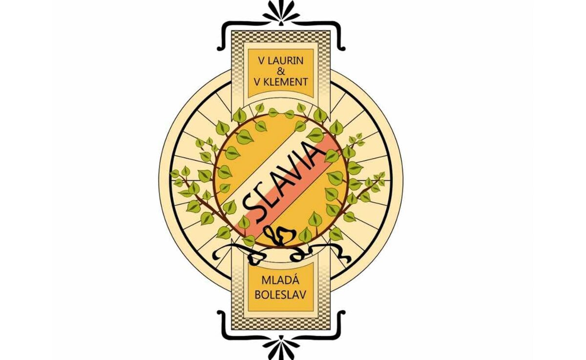    Первый логотип чешской компании, история которой началась с желания книготорговца Вацлава Клемента и механика Вацлава Лаурина выпускать в Млада-Болеславе собственные велосипеды, появился в 1895 году. Он был выполнен в виде герба с двумя окружностями, стилизованными под велосипедное колесо, в которое вписано название торговой марки — Slavia. Имени со славянским подтекстом вторило обрамление из листьев липы. Сверху расположились фамилии основателей фирмы, а снизу — название города, где она обосновалась.