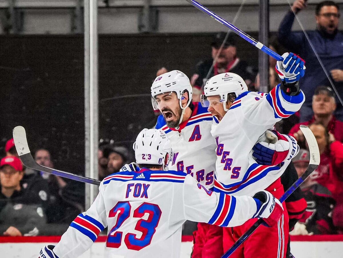    Хоккеист "Нью-Йорк Рейнджерс" Артемий Панарин (справа)© Фото : Социальные сети "Нью-Йорк Рейнджерс"