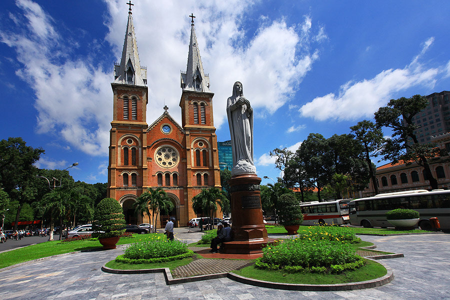 Хошимин, столица Вьетнама, также известный как Сайгон, предлагает путешественникам множество интересных мест для посещения.