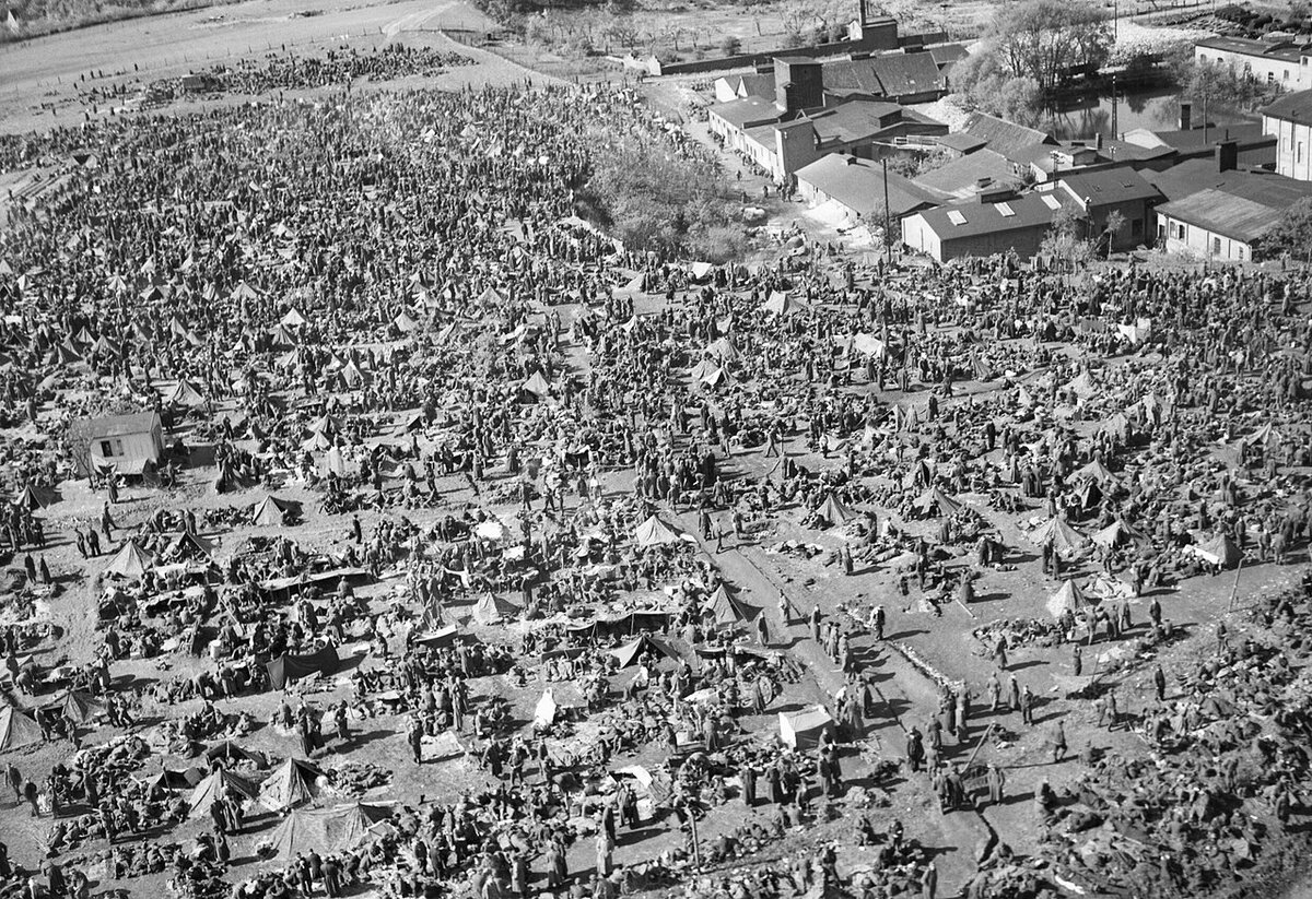 Лагерь немецких военнопленных в Гамбурге, май 1945 года.