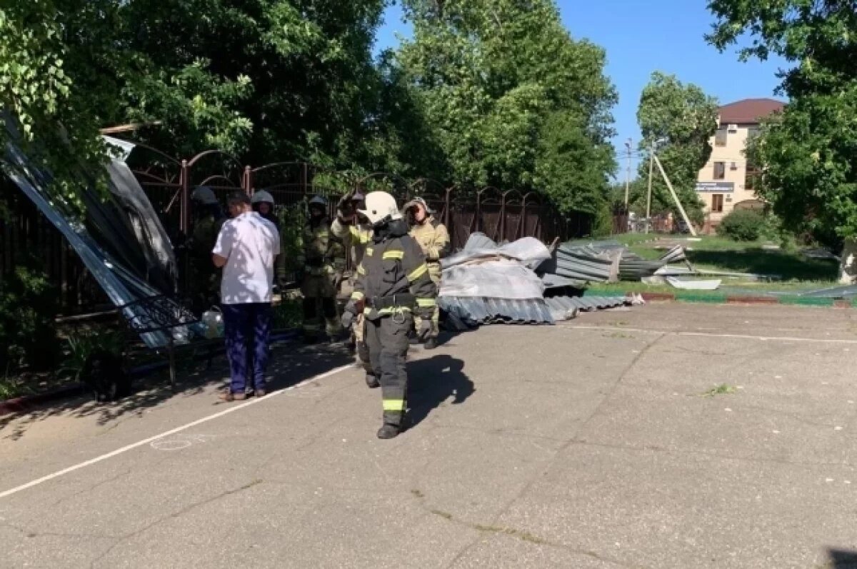    В школе Краснодара, где перед линейкой снесло крышу, есть пострадавшие