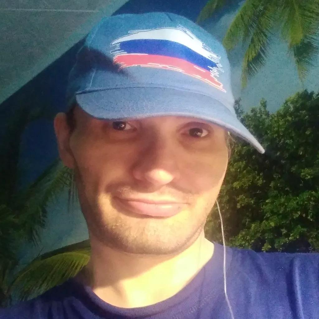 Вот как выглядит мошенник. Это фото было доступно в его ВК профиле, а в дискорд профиле доступно на момент написания статьи.