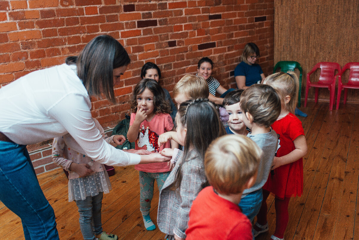 Это игра-тренинг про птичек, которая показывает, как важно уметь проявлять заботу, договариваться
