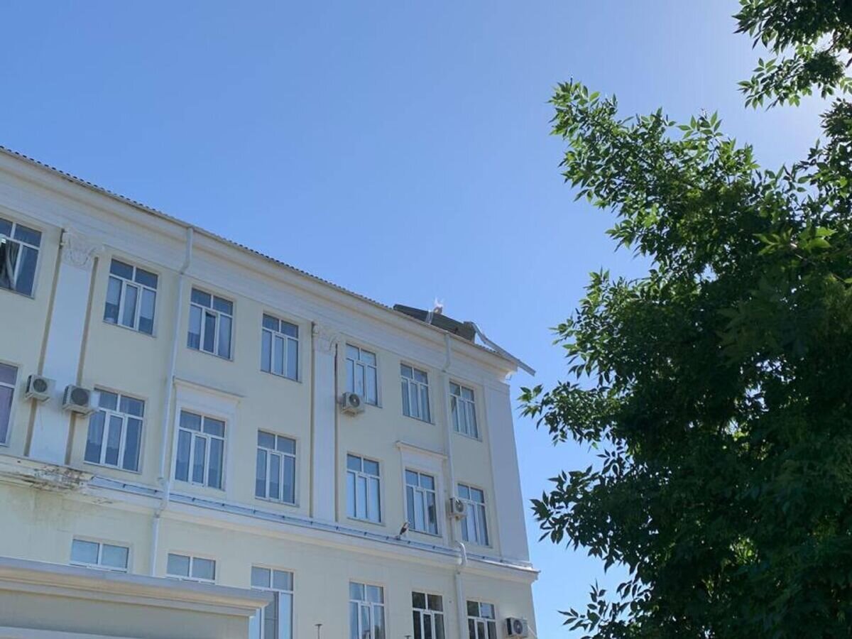    Ветер снес часть крыши в школе №29 в Краснодаре© Фото : Евгений Наумов | глава Краснодара/Telegram