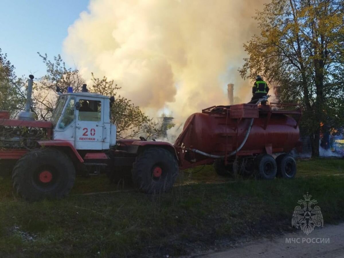 Ночью в Ивановской области трехквартирный дом тушили с помощью трактора |  «Ивановские новости» | Дзен