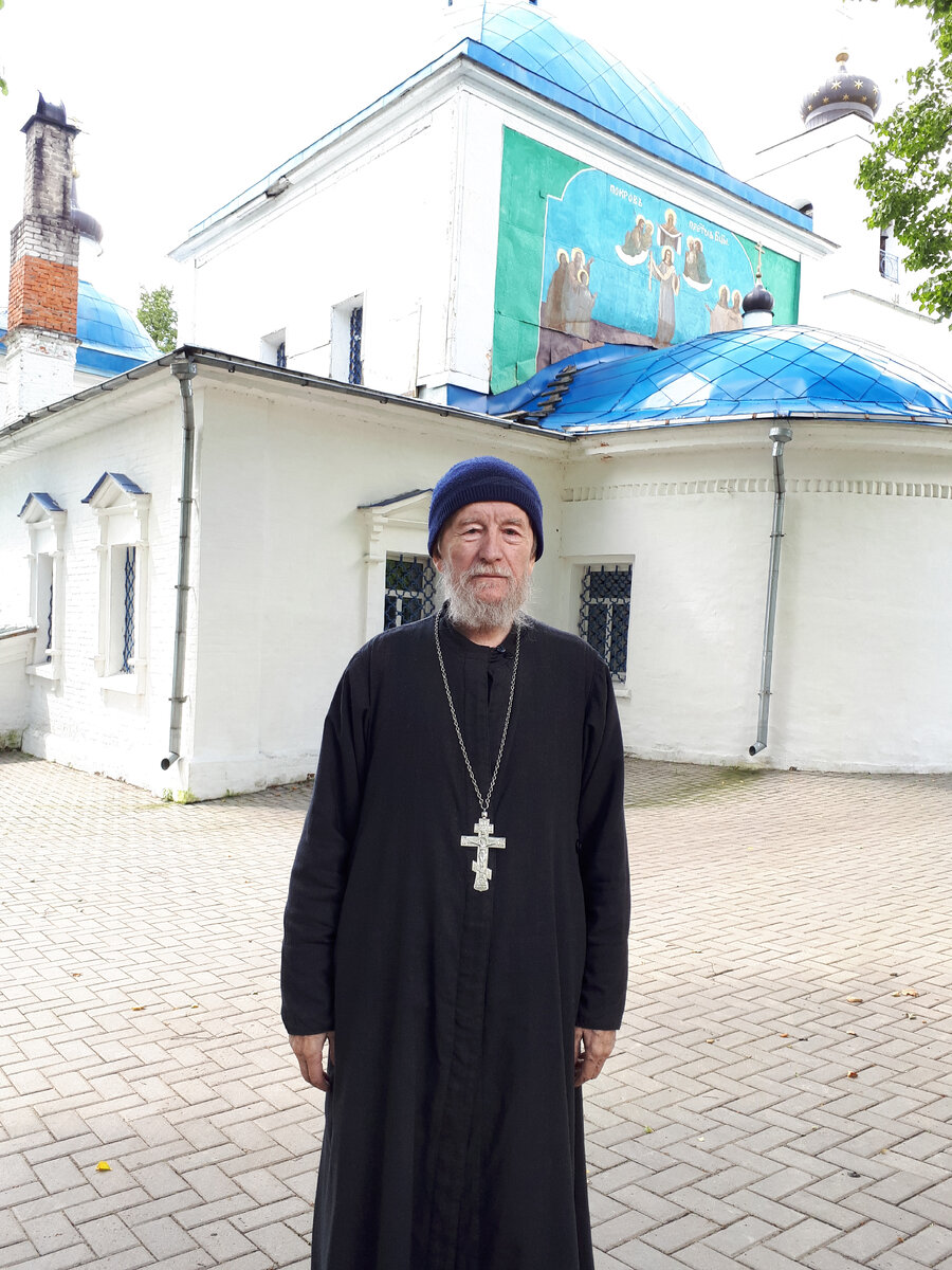 Прот. Николай Векшин у Покровского храма