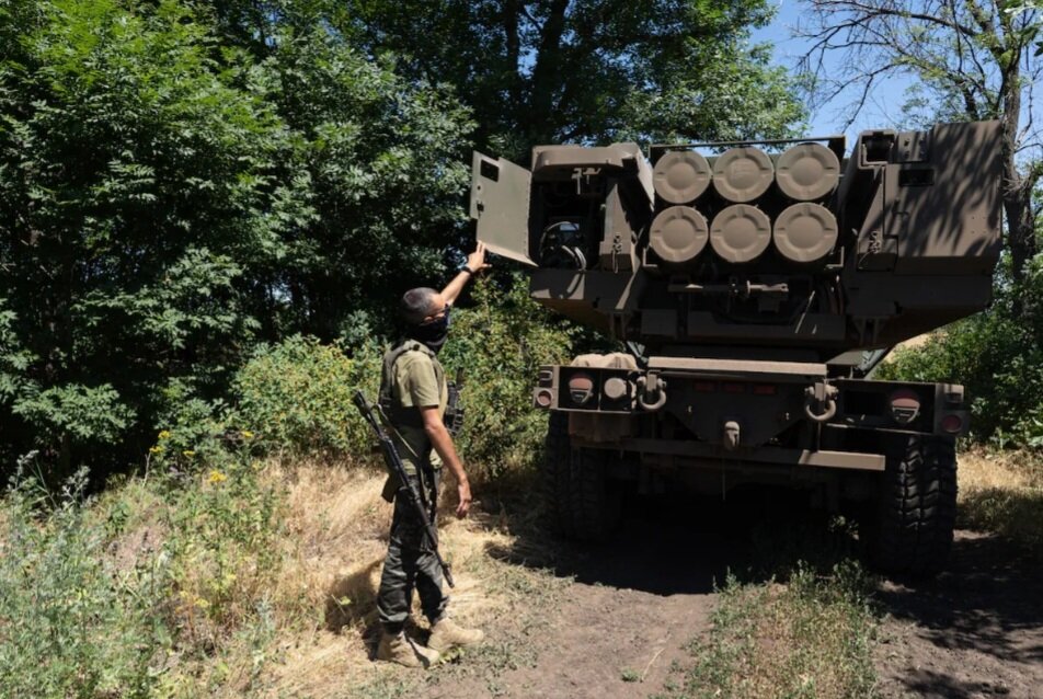 Украинский командир показывает ракеты на машине HIMARS. Фото Washington post. 