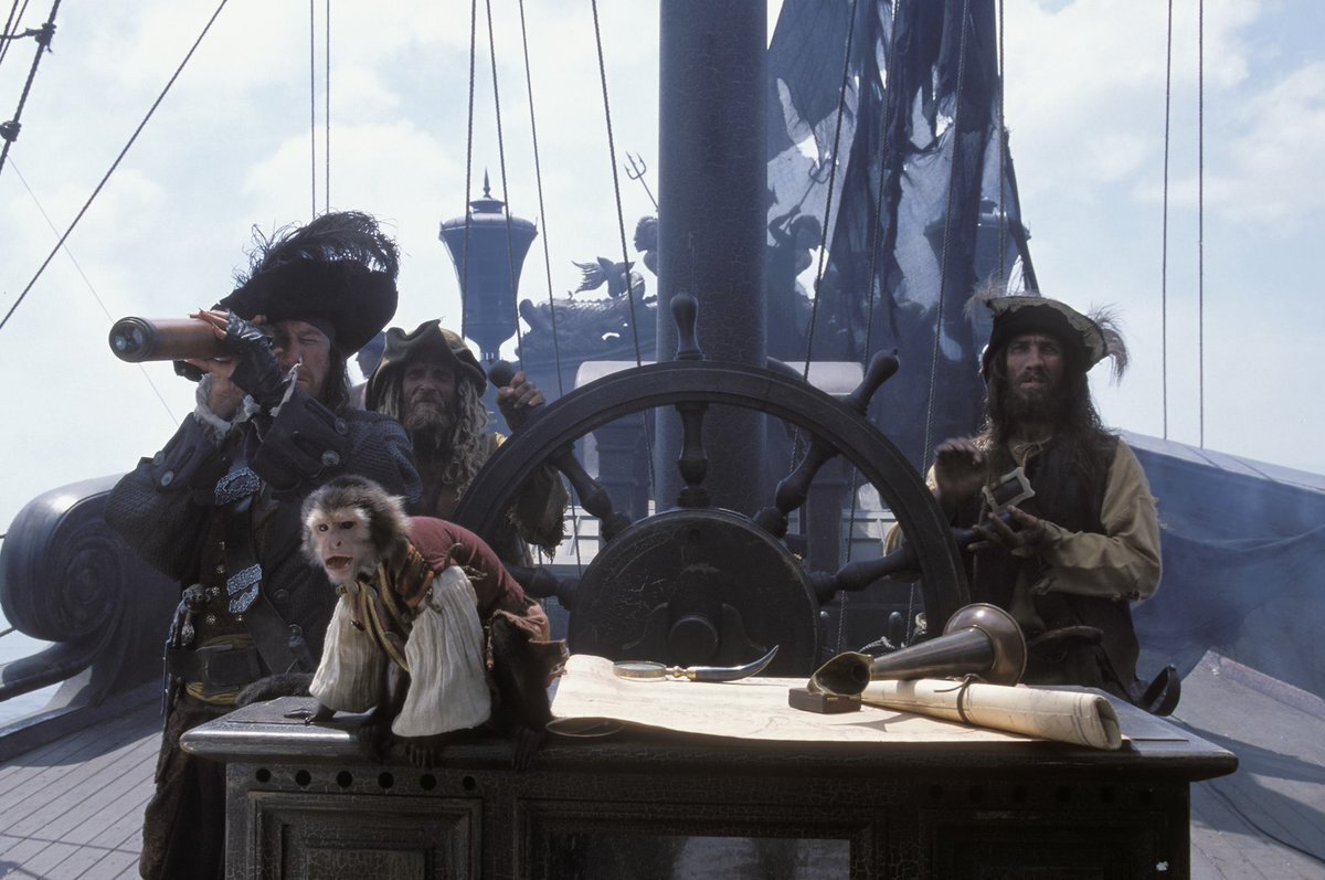 В конце XVII-начале XVIII веков огромное количество ценных грузов перевозилось через Атлантический океан в американские колонии и из них, что побудило опытных моряков и мореплавателей безрассудно устраивать восстания и красть товары для собственной выгоды