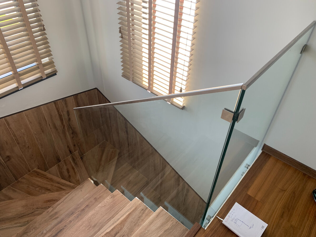 Отделка лестницы деревом и перила из стекла