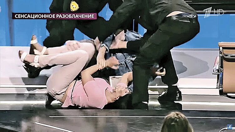 На всех ток-шоу есть сотрудники, готовые разнять драку. Как в этом случае, когда Роман Шимко, не ожидавший встречи с женщиной, которая насмерть сбила его сына, кинулся на нее с кулаками. 
Фото: YouTube.