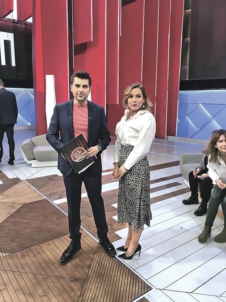 После очередных съемок наша Дина Карпицкая сделала традиционное фото с ведущим «Пусть говорят» Дмитрием Борисовым. Фото: Личный архив Дины Карпицкой 