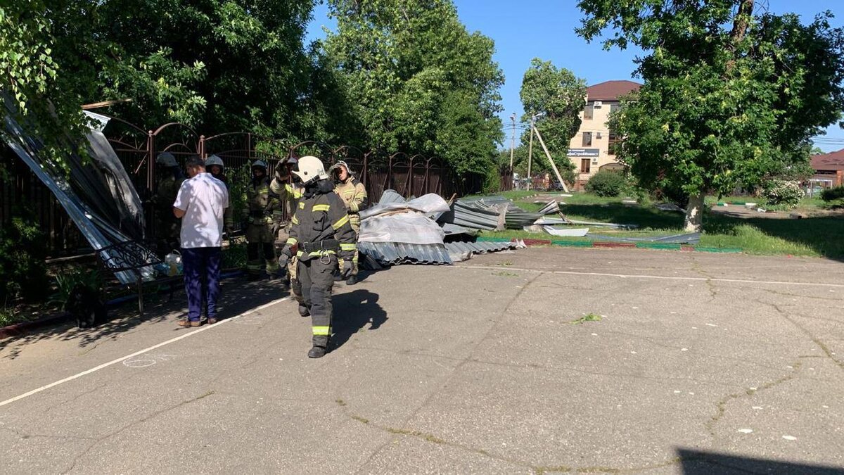 Последний звонок” превратился в кошмар: 12 детей пострадали от срыва крыши  в школе Краснодара | VOX | Дзен