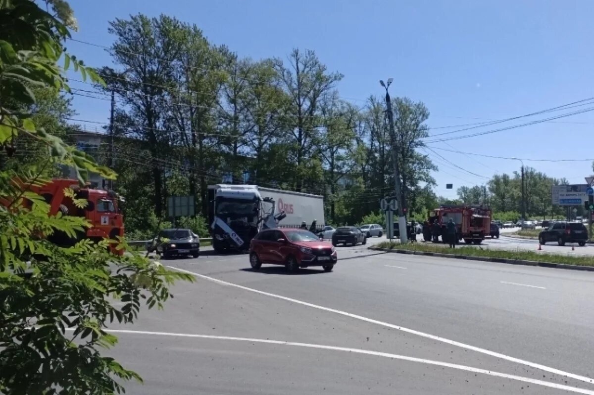    В Твери на Московском шоссе в аварии разбилась лобовая часть фуры