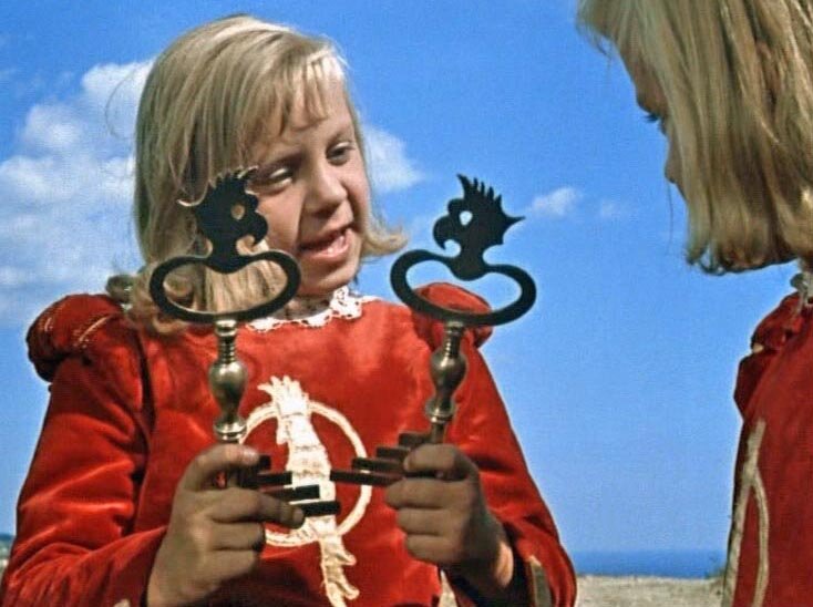 Оля и Яло. Кадр из фильма-сказки «Королевство кривых зеркал»