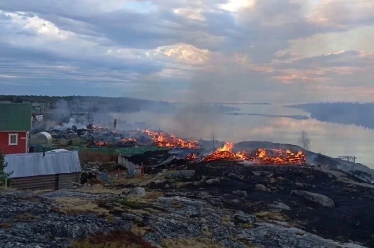 Горит поморское село Гридино.