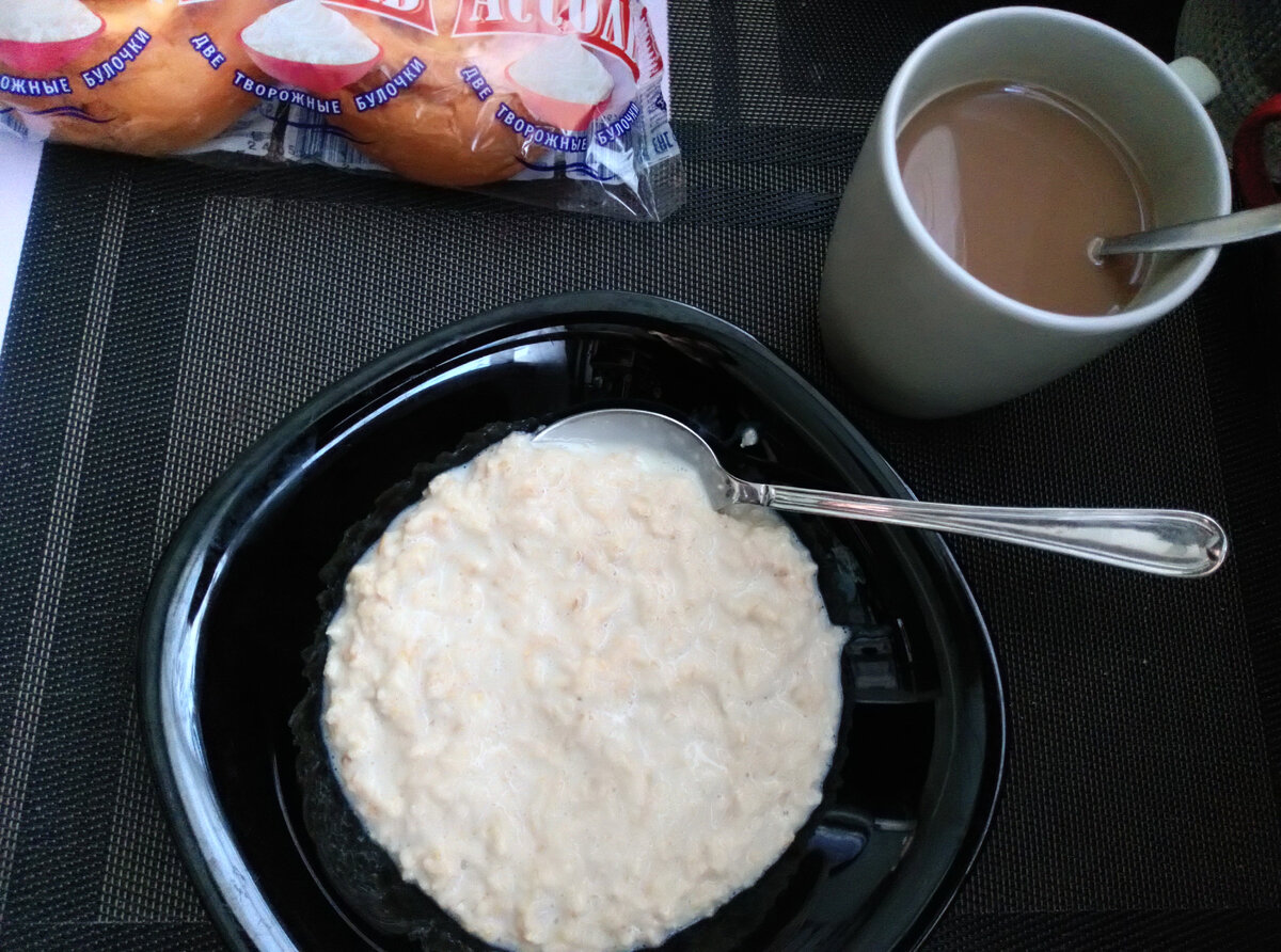 Фото мое. Еще и одну булочку с кофе съела. Прожора) 