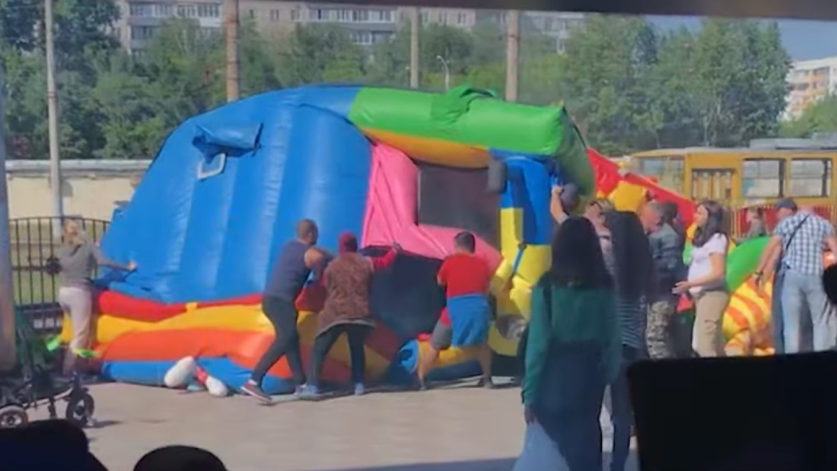 В Барнауле был аналогичный случай - батут взлетел с детьми. Потому что шланг вдруг вылетел из аттракциона. Но далеко улететь не успел, всё закончилось хорошо. 