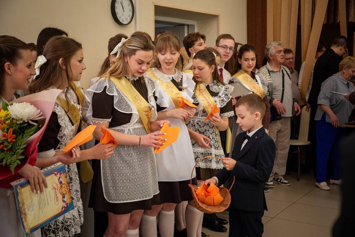    Сегодня из курской гимназии №44 выпустили 69 одиннадцатиклассников