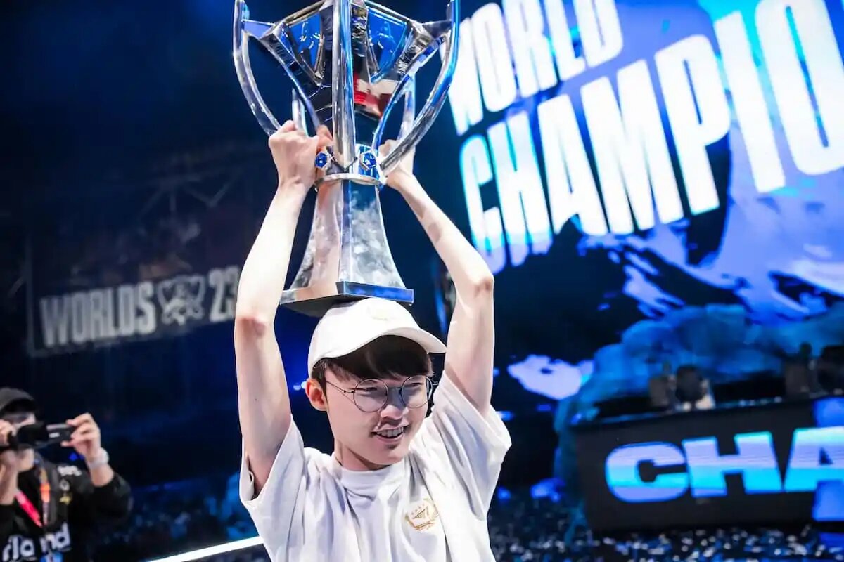 Faker поднимает свой четвертый трофей чемпионата мира после победы в 2023 году. Фото Колина Янг-Вольфа с сайта Riot Games