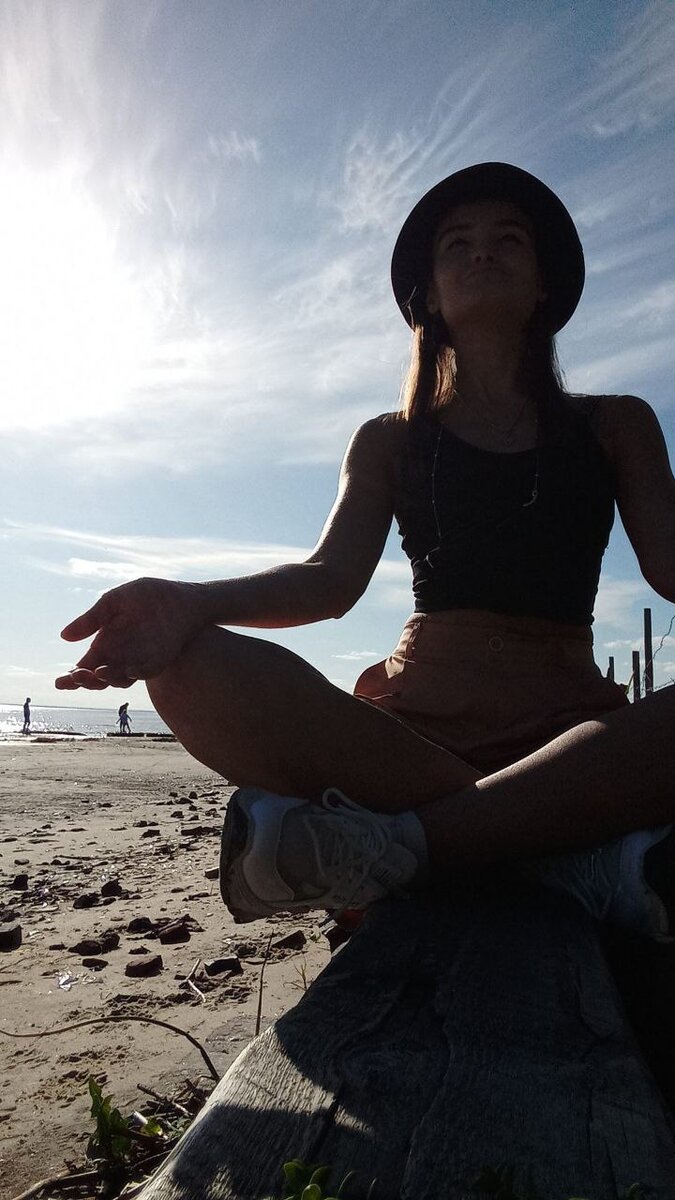 Речь о том для чего нужна всё -таки интонация речи?!👇☝️Интонация является одним из важнейших выразительных средств речи.🔍 По данным Н.И. Жинкина, интонация увеличивает объем сообщения, так как сообщается не только то, что содержится в тексте, но и то, что в подтексте.🔍 Анатомо-физиологическую природу интонации составляют речедвижения, в основе которых лежат модуляции глоточной трубки, влияющие на мощность звуков речи. 🔍Интонация уточняет семантическую сторону речи, выявляет ее эмоциональное содержание и оказывает сильное воздействие на слушателя. И.П. Павлов рассматривал интонацию как условно-рефлекторный раздражитель в процессе речевого общения.☝️🔍Интонация проявляется в мелодическом, силовом и тембральном звучании голоса, а также в ритмико-темповой организации речи.Если было полезно поставь пожалуйста ❤️🤗😉🤲