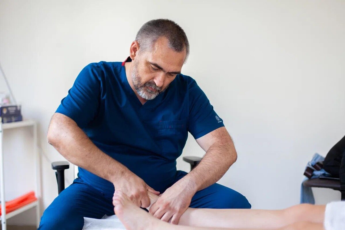 Лимфодренажный массаж отлично подходит в качестве самостоятельного лечения некоторых заболеваний нижних конечностей