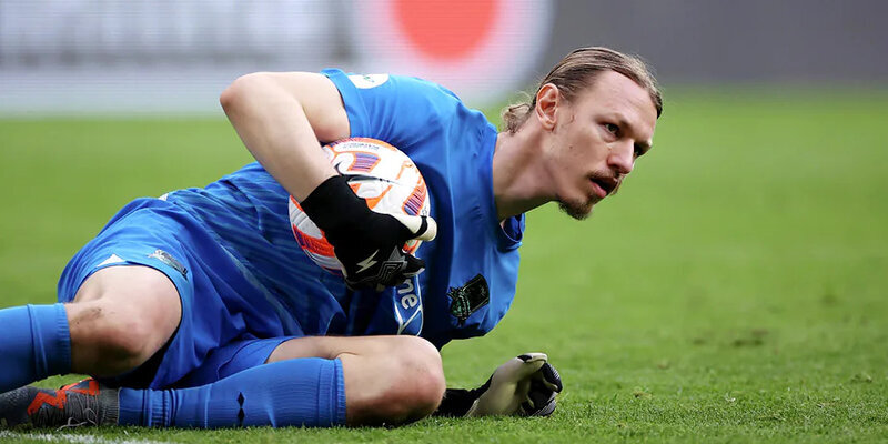 Сафонов стащил удар и держит мяч