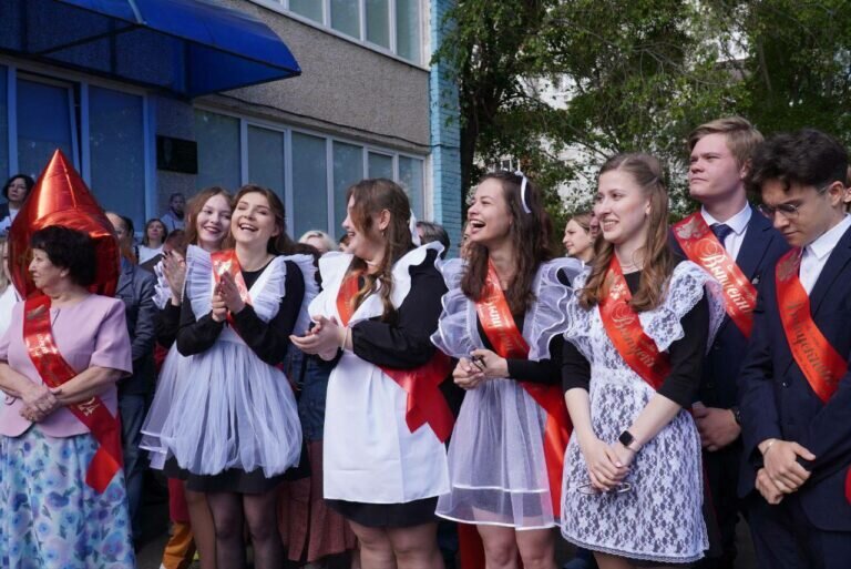    Последний звонок в эти дни прозвенел для 31 000 выпускников Оренбургской области Белов Михаил Александрович