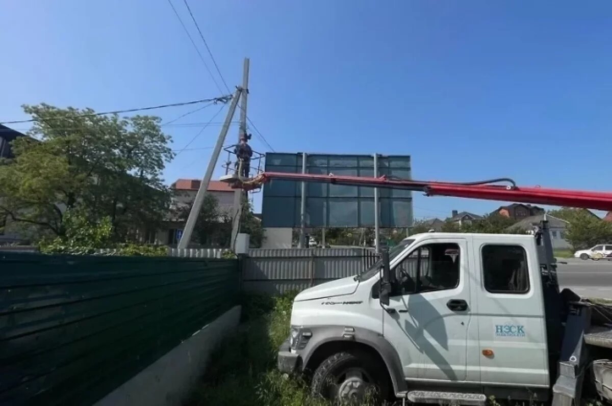    В Новороссийске ветер рвет провода, валит деревья и дорожные знаки