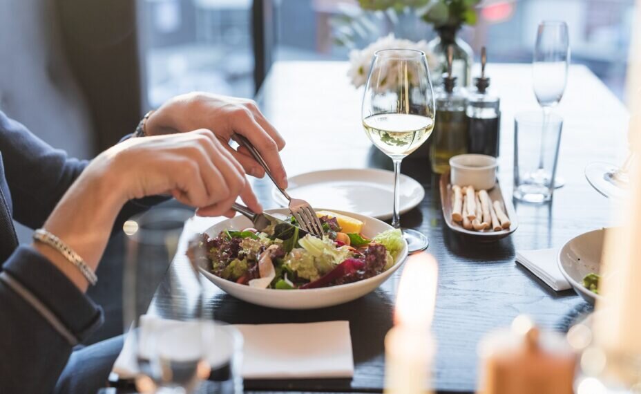    За песни в ресторане придется платить. Фото: Freepik.com.