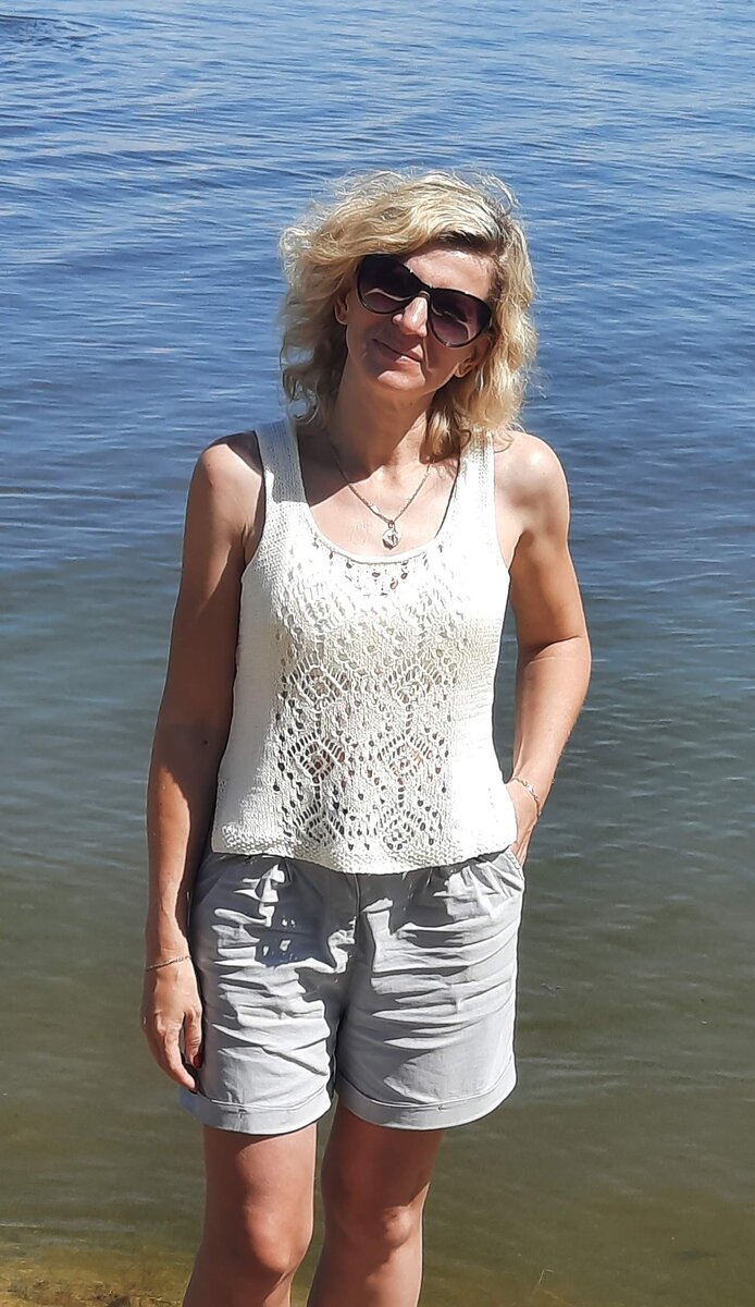 Центральный узор в оригинале (машинное вязание) в два раза меньше.