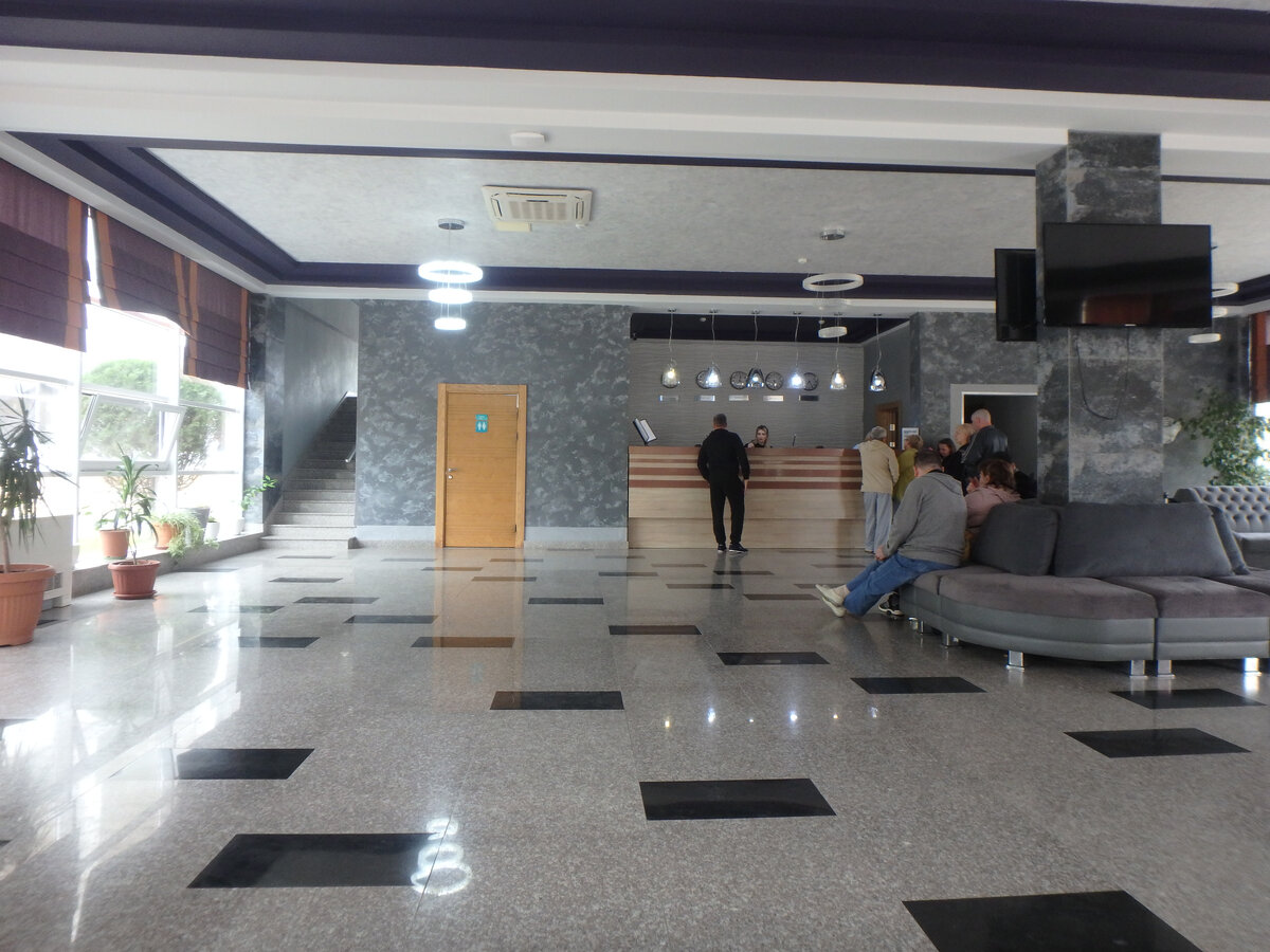 Здесь оформляют и тех, кто приехал в Олипм, и тех, кто приехал в Мореа, и заселяют в Вилла Валерия