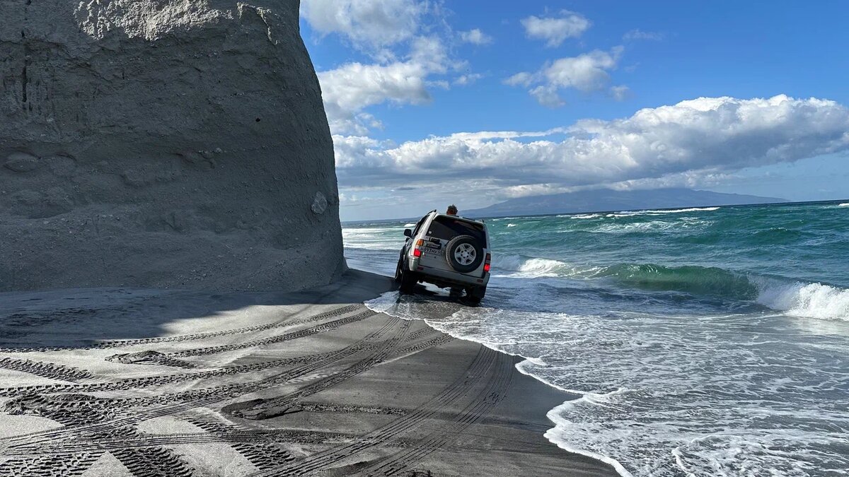 Наши гости на джипе катаются вдоль побережья Охотского моря