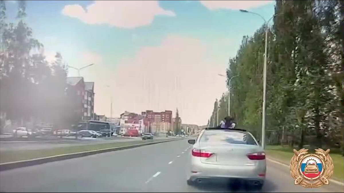    Упросила сестру: в Нефтекамске задержали выпускницу, которая высунулась в люк Lexus на ходу