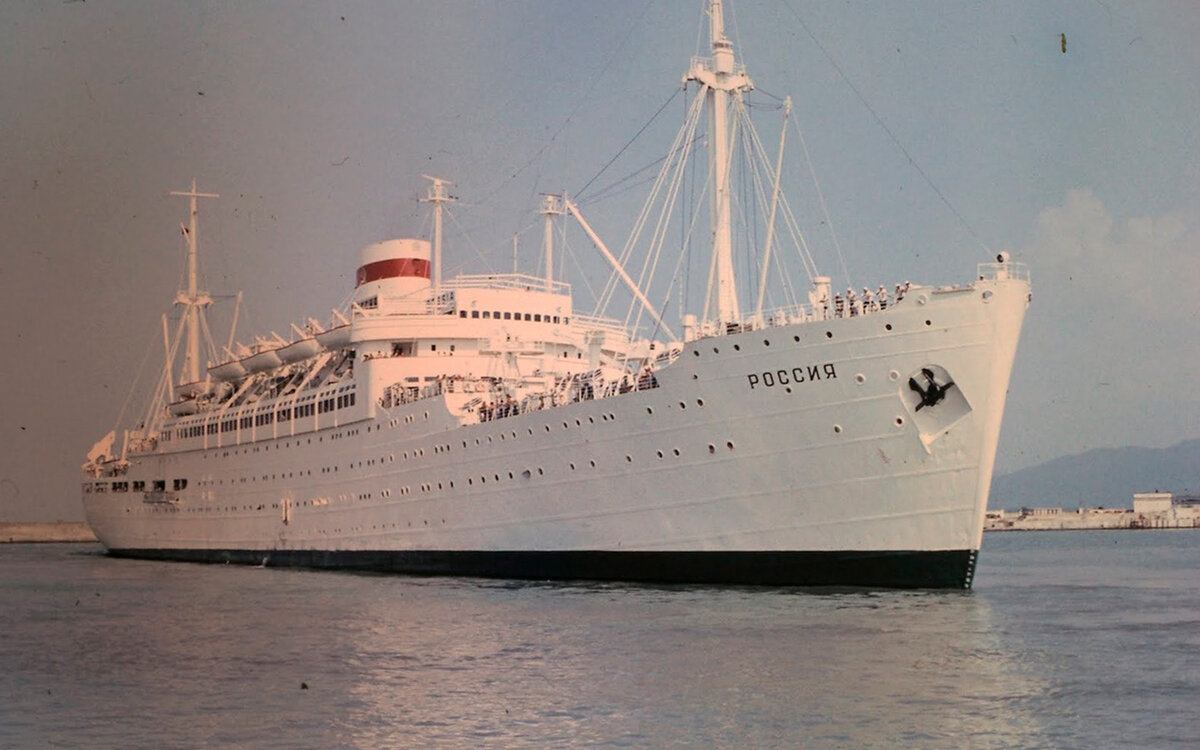 "Россия", дизель-электроход. С яндекс-картинки https://676.su/9wZQ