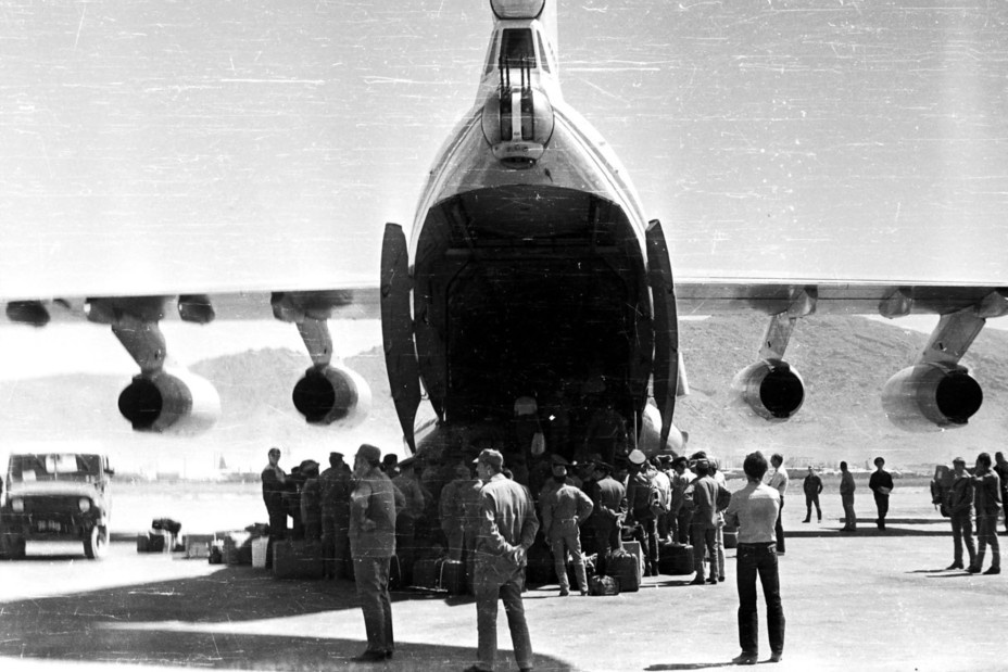 Уволенные в запас. Посадка на военно- транспортный самолёт Ил -76. Афганистан.