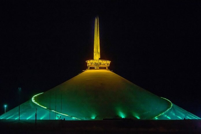 
Мемориальный комплекс «Курган Славы» ночью в Смолевичском районе Минской области. Источник: https://profgaz.by/assets/images/o_1b664pbt3g0q1fnv1rut1o3v1kfb2n.jpg