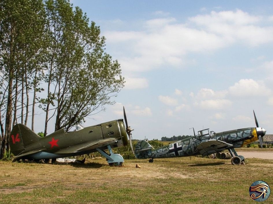 Так все начиналось. Встреча истребителей разных поколений. Понятно, почему Ме-109 "худой".