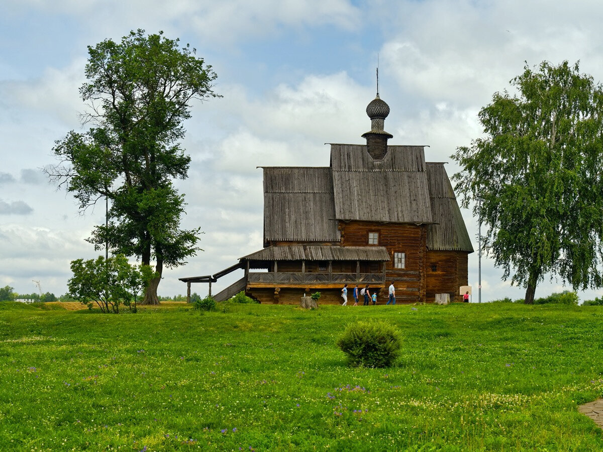 Помимо древних деревянных домов, мельниц и церквей, Музей деревянного зодчества знаменит фестивалем в честь Международного праздника огурца, который ежегодно отмечают здесь в третью субботу июля. Источник: Alexxx Malev / Flickr CC BY-SA 2.0