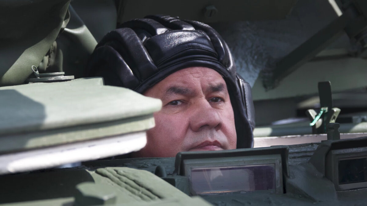 В 2021 году Сергей Шойгу в танке Т-80 лично на себе проверил трассу танкового биатлона